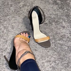 Francesco Russo color black heels.